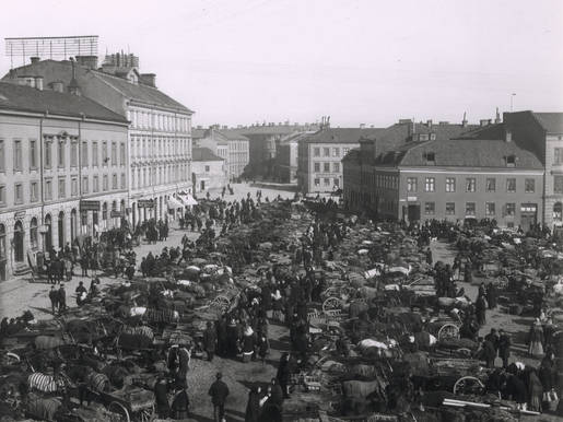 En stor samling med människor med häst och kärra har samlats på Kungstorget, innan Stora Saluhallen var byggt.