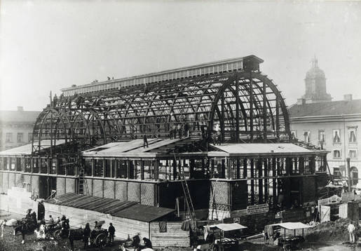 Stora Saluhallen håller på att byggas. På bilden syns byggnadens järnskelett.